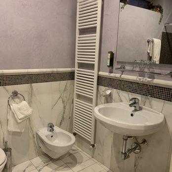 Albergo Aurora - Bathroom -- Family/Quadruple room next to reception (Room #7) - Hotels Near Me - Verona, VR