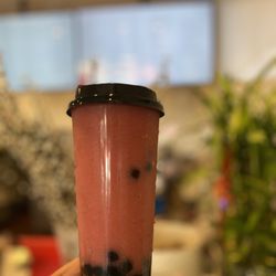 Wonderful Dessert & Cafe - Strawberry smoothie with boba