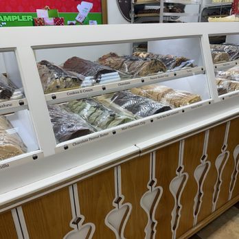 Frankenmuth Fudge Kitchen - The counter - Candy Stores Near Me - Frankenmuth, Michigan Frankenmuth Fudge Kitchen - The counter - Candy Stores Near Me - Frankenmuth, Michigan