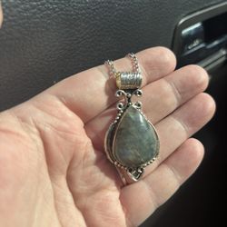 Mindful Makings - Gorgeous labradorite pendant in 925 silver.