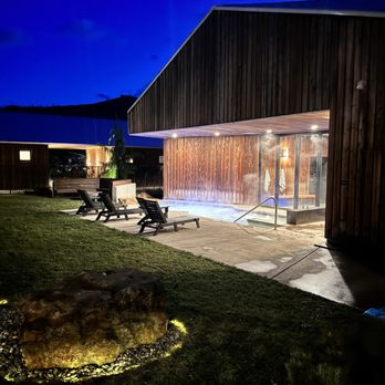 The Society Hotel - Outside jacuzzi - Hostels Near Me - Bingen, Washington