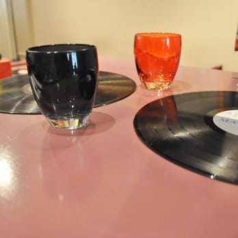 L'Ardoise - des 33 tours en guise de sets de table - French Near Me - Nice, 06