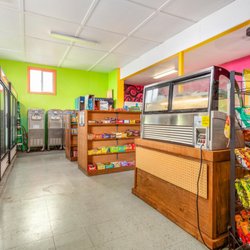 D&E fuel good stop - Deli Case with Soft Serve Machines