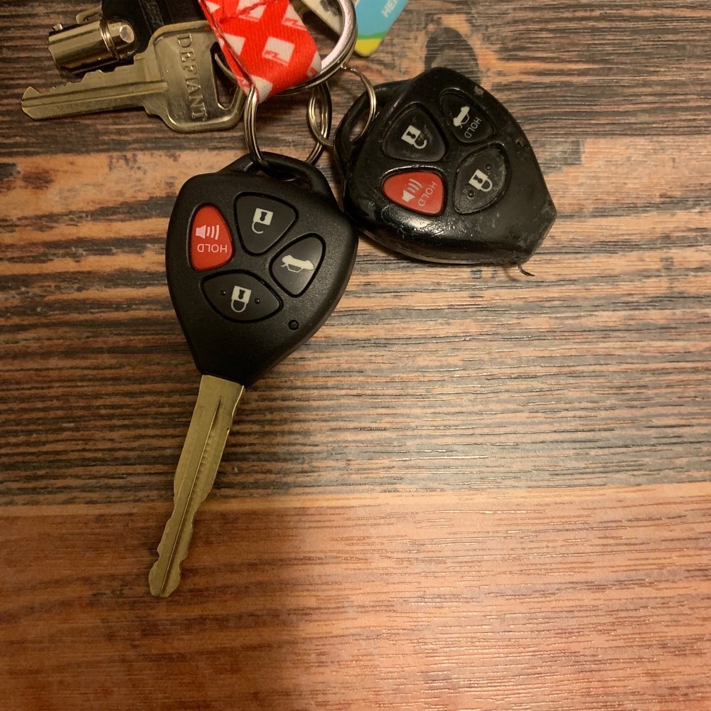 The New key on left of course and broken unit on right.