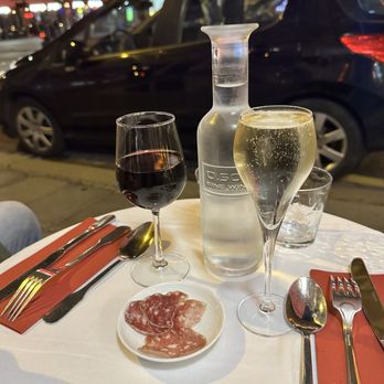 Le Cochon à l'Oreille - Prosecco and red wine - French Near Me - Paris, 75 Le Cochon à l'Oreille - Prosecco and red wine - French Near Me - Paris, 75