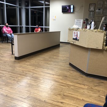 NextCare Urgent Care Phoenix - E. Thomas Road - Lobby waiting area encourage social distancing with outdoor seating as well - Urgent Care Near Me - Phoenix, Arizona