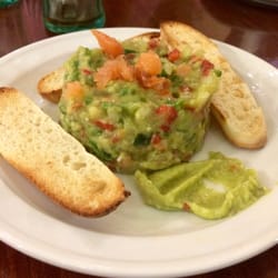 Gambrinus - Tartar de salmón con guacamole.