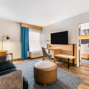 DoubleTree by Hilton Hotel Buffalo - Amherst - Guest room - Hotels Near Me - Amherst, New York DoubleTree by Hilton Hotel Buffalo - Amherst - Guest room - Hotels Near Me - Amherst, New York