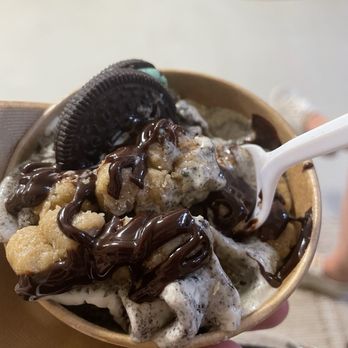 Blackbird Market - This is a gluten free dairy free vanilla ice cream with GF mint Oreo & GF chocolate chip cookie dough & Ghirardelli GF DF chocolate sauce! - Gluten-Free Near Me - Beaver, Pennsylvania