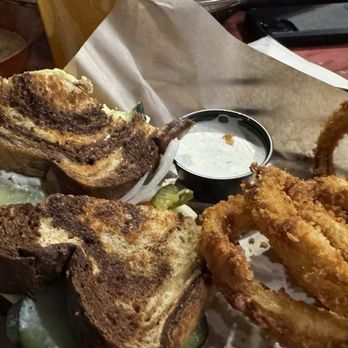 RelicRoad Brewing - Veggie sandwich with six onion rings - Breweries Near Me - Winslow, Arizona RelicRoad Brewing - Veggie sandwich with six onion rings - Breweries Near Me - Winslow, Arizona