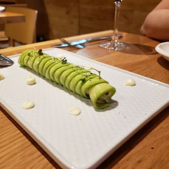 Tradevo De Mar - Canelon de aguacate  Avocado cannoli with fish and green apple - Tapas Bars Near Me - Seville, SE