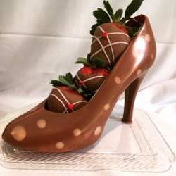 JoJo's Treats N' Sweets - Belgian Milk Chocolate Shoe with chocolate dipped strawberries . (Strawberries pre order only)