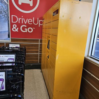 Safeway - Amazon locker in front (partially shared with empty grocery carts) - Grocery Near Me - Denver, Colorado