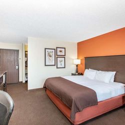 AmericInn by Wyndham Ottumwa - Guest room