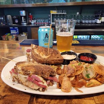 Cole's Tavern - Sports Bars Near Me - Mukilteo, Washington