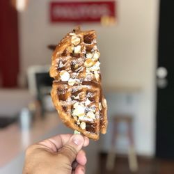 Palitos - Waffles sticks with caramel and almonds.