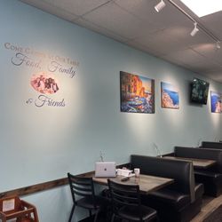 Greenwich Pita And Grill - Decor