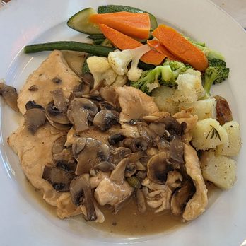 Luna Rossa - PETTO DI POLLO AI FUNGHI Grilled chicken breast in a mushroom sauce, vegetables and Roasted potatoes $36 - Italian Near Me - Henderson, Nevada