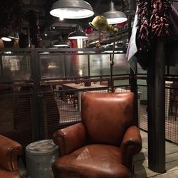Bill's - Waiting area.