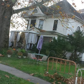 Periwinkle Place Manor - View from the outside. - Bed & Breakfast Near Me - Chelsea, Iowa