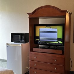 White River Inn and Suites - Fridge & microwave in the room