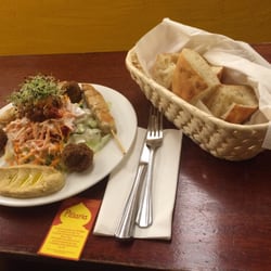 Pittaria Imbissladen - Schisch Tawuq (Poulet) auf dem Teller