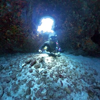 Manta Divers - Diving in a Reef Tunnel for Buoyancy mastery - Scuba Diving Near Me - Cancún, ROO Manta Divers - Diving in a Reef Tunnel for Buoyancy mastery - Scuba Diving Near Me - Cancún, ROO