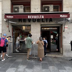 Revuelta - The outside