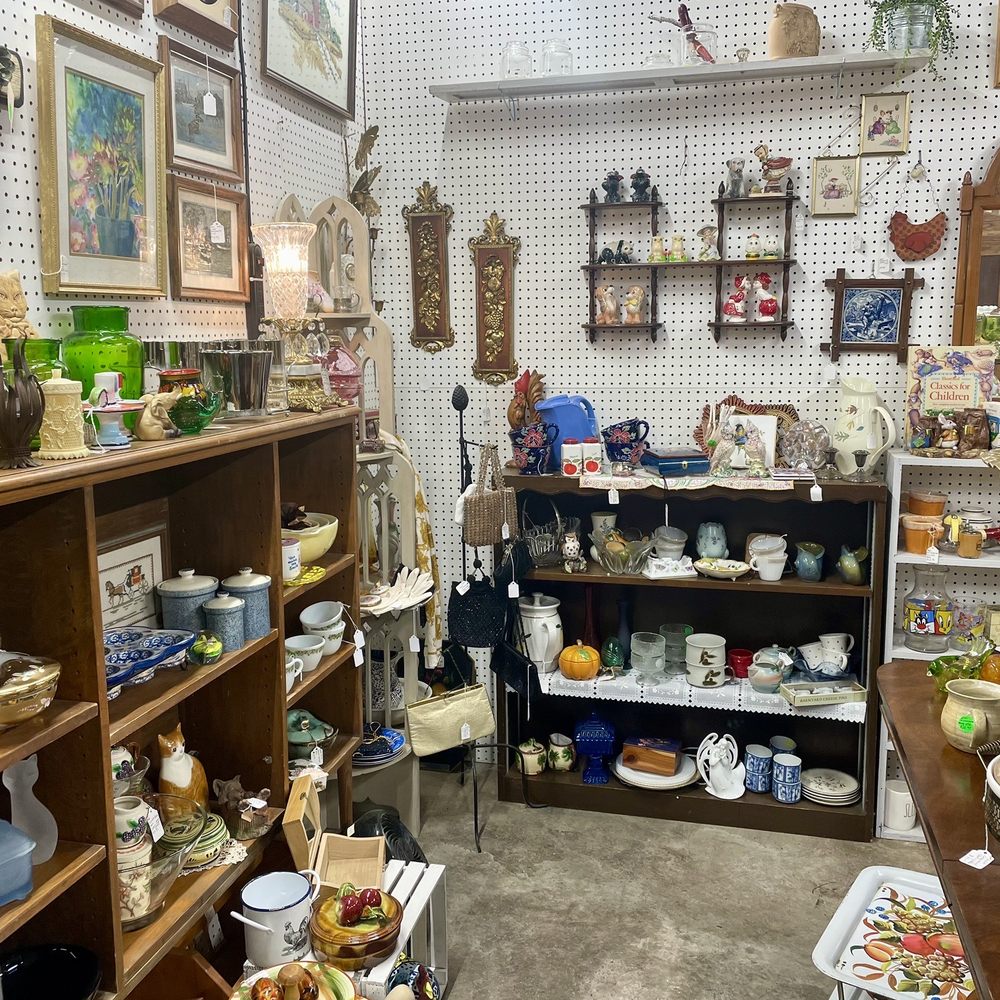 Rocky Hill Antique Collective - Antiques Near Me - Exeter, California