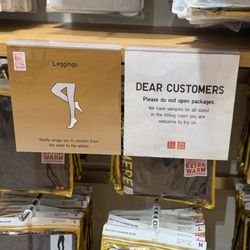 UNIQLO Alderwood Mall - Sign saying there are samples at the fitting room.