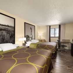 Super 8 by Wyndham Dodge City - Guest room