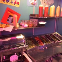 Rockin Burgers And Shakes - Påläggsbuffén. Lite tråkigt utbud men man får iaf lägga på så mycket man vill.