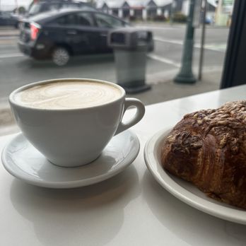 Coffee Cultures Alameda - Vanilla latte, ham and Gruyère croissant - Coffee & Tea Near Me - Alameda, California