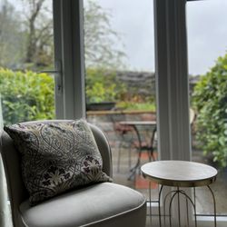 Castlecroft Guest House - Sitting area in room.