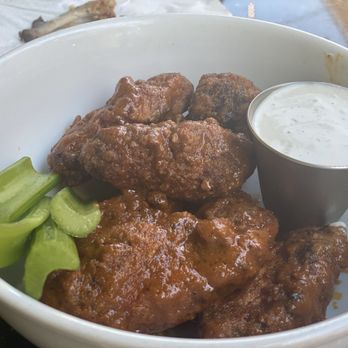 Beardslee Public House - Crispy chicken wings - Buffalo - Breweries Near Me - Bothell, Washington