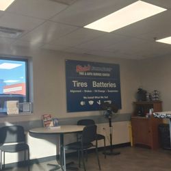 BLAIN'S FARM & FLEET - Onalaska, WI - Table & beverage area in the service department