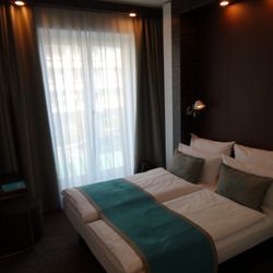 Motel One Salzburg-Mirabell - Bett (links TV, rechts Stauraum)