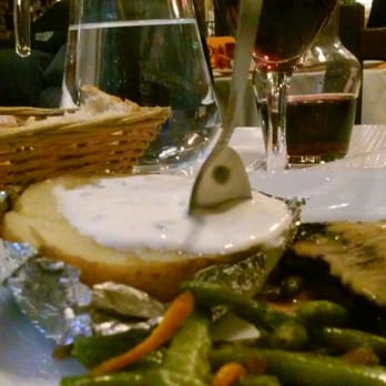 Au Petit Bistro - Menu of the day for 9.90€ this is the entree. Flank steak with green beans and a potatoe with cream. - French Near Me - Paris, 75