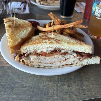 Geoduck Restauraunt & Lounge - Tomato, bacon turkey sandwich - American Near Me - Brinnon, Washington