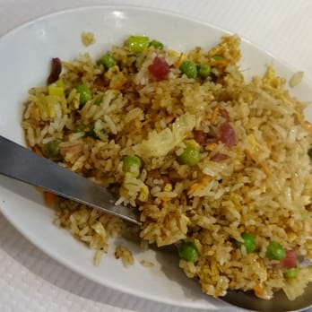 Noodle Bar - Et hop avec un couvert pour avoir une idee de taille. Un riz cantonnais pour une personne accompagnant un plat. - Chinese Near Me - Paris, 75 Noodle Bar - Et hop avec un couvert pour avoir une idee de taille. Un riz cantonnais pour une personne accompagnant un plat. - Chinese Near Me - Paris, 75