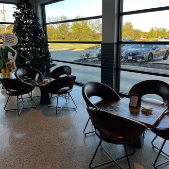 Roasted Beeanery - Indoor seating - Coffee & Tea Near Me - Burleson, Texas