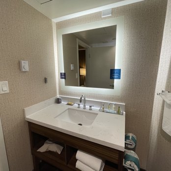 DoubleTree by Hilton Appleton - Room 702 Bathroom - Hotels Near Me - Appleton, Wisconsin DoubleTree by Hilton Appleton - Room 702 Bathroom - Hotels Near Me - Appleton, Wisconsin