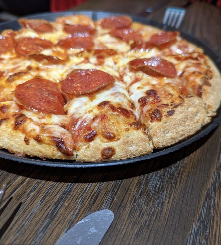 CAMEO PIZZA Updated September 2024 27 Photos & 74 Reviews 702 W