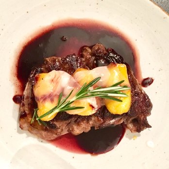 La Mezcla - Uruguayanisches Entrecote mit Passionsfrucht-Apfel, Rotweinsauce & Bitterschokolade - Latin American Near Me - Berlin, BE