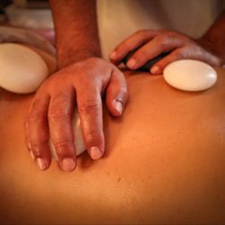 Canto Yoga & Spa - Masaje soltze con piedras frías y calientes.