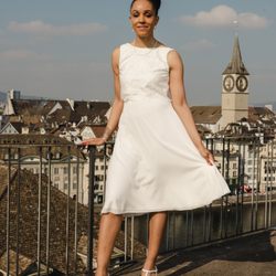 Las Perlitas - Kurzes Standesamtkleid mit Spitzentop über den Dächern von Zürich - ab Lager ab CHF 600, perfekt auf dich zugeschnitten.