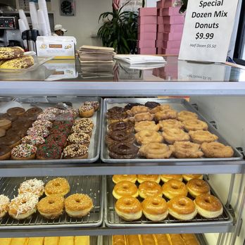 Father's Donuts - Nice variety Sat at 8:30am. $9.99 A DOZEN! That's fantastic AND fair! - Bakeries Near Me - Arleta, California