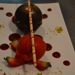 Sphère craquante au chocolat Kayambé au cœur de fruits rouge...