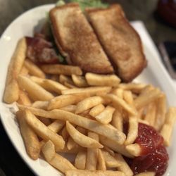 Hammerhead's Seafood & Sports Grille - BLT SANDWICH