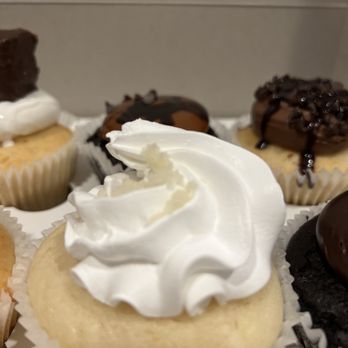 LIL’ CAKES & CREAMERY - Updated December 2025 - 28 Photos & 22 Reviews
